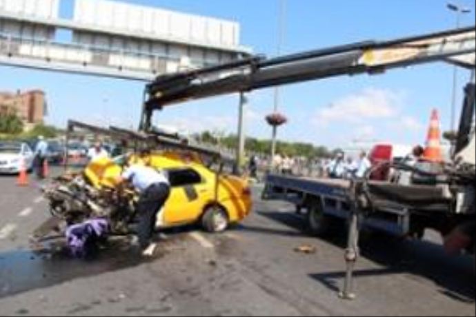 Taksi metrobüs bariyerlerine çarptı, 1 ölü