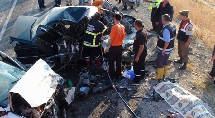 İki otomobil kafa kafaya çarpıştı, 4 ölü İki otomobil kafa kafaya çarpıştı, 4 ölü
