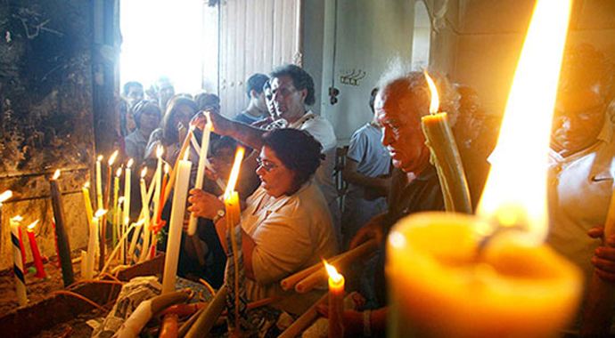 Parasız kalan Rumlar kilise soymaya başladı Parasız kalan Rumlar kilise soymaya başladı