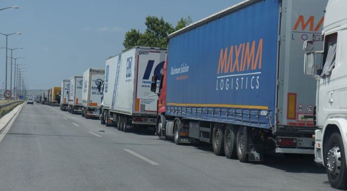 Hamzabeyli'de 7 kilometrelik TIR kuyruğu oluştu Hamzabeyli'de 7 kilometrelik TIR kuyruğu oluştu
