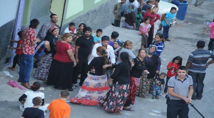 Düğünü savaş alanına çevirdiler Düğünü savaş alanına çevirdiler
