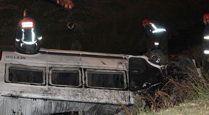 Basın Ekpress Yolu'nda korkunç kaza, 12 yaralı Basın Ekpress Yolu'nda korkunç kaza, 12 yaralı