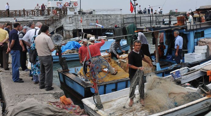 Rize'de balıkçılar denize açılamadı Rize'de balıkçılar denize açılamadı