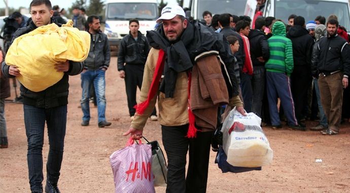 Savaş korkusuyla 8 bin Suriyeli Türkiye'ye kaçtı