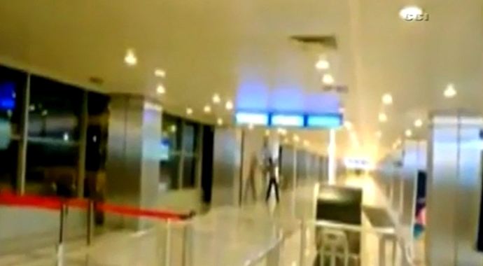 Sigara krizine girdi, kapıları kırdı Sigara krizine girdi, kapıları kırdı