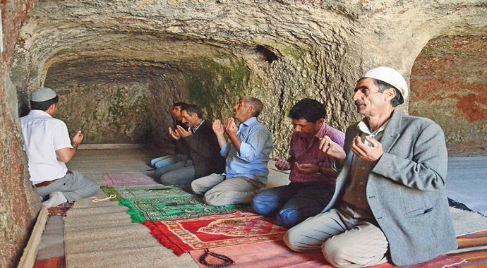 Tarihi yapı mescide dönüştü, bin yıllık mağarada namaz