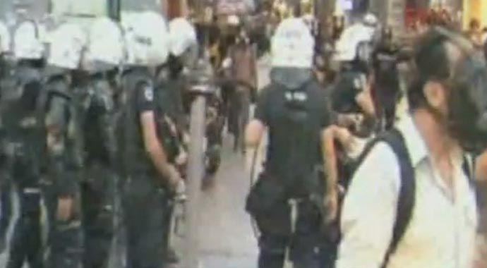 Taksim'deki Ahmet Atakan gösterilerinde polis müdahalesi Taksim'deki Ahmet Atakan gösterilerinde polis müdahalesi