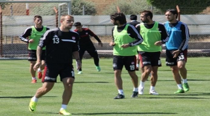 Sivasspor'da 3 isim takımdan ayrı çalıştı