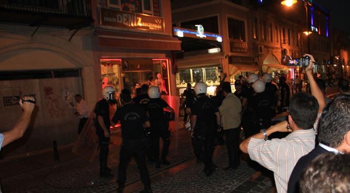 Çanakkale'de AK Parti binasına yürüyüp 2 polisi yaraladılar Çanakkale'de AK Parti binasına yürüyüp 2 polisi yaraladılar