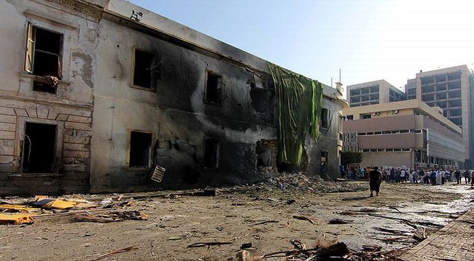 Libya'da bakanlık binası önünde patlama Libya'da bakanlık binası önünde patlama