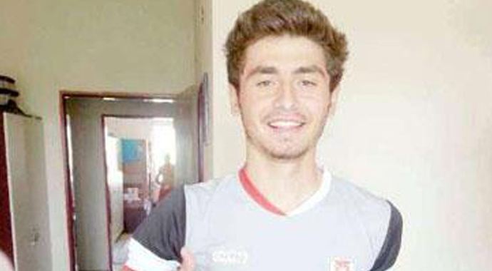 Üzerine kale direği devrilen futbolcu hayatını kaybetti