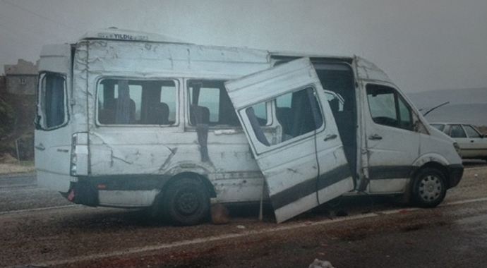 Zonguldak&#039;ta iki minibüs çarpıştı, 16 yaralı