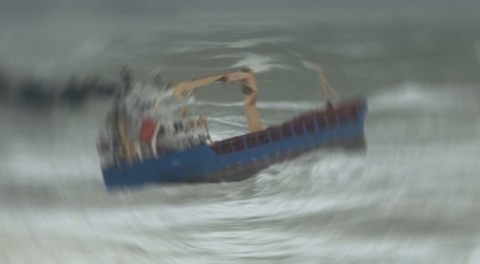 Marmara Denizi'nde yük gemisi yan yattı Marmara Denizi'nde yük gemisi yan yattı
