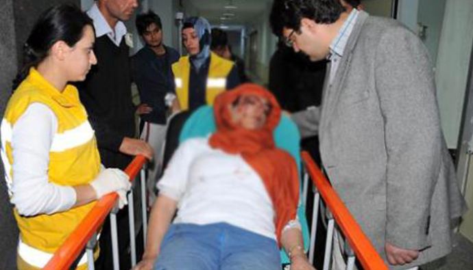 Ambulanstan indirip dövdüler Ambulanstan indirip dövdüler