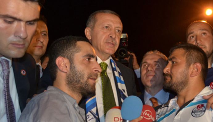 Başbakan Erdoğan'dan taraftarlara destek Başbakan Erdoğan'dan taraftarlara destek