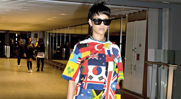 Rihanna ay-yıldızı en üstte taşıdı Rihanna ay-yıldızı en üstte taşıdı