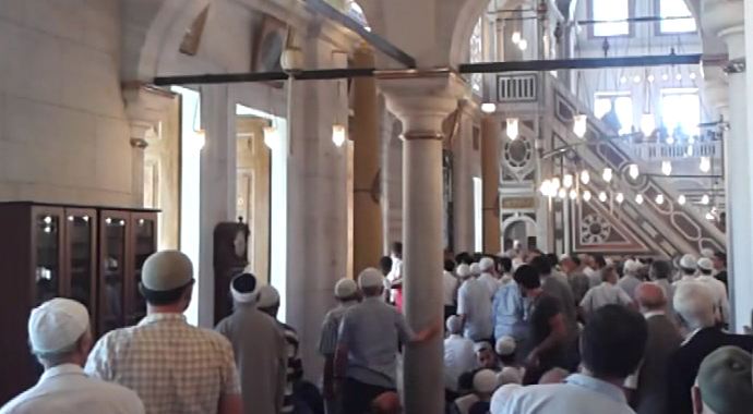 Fatih Camii'nde bıçaklı saldırgan dehşet saçtı Fatih Camii'nde bıçaklı saldırgan dehşet saçtı