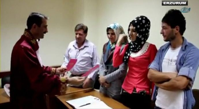 Anne-kız aynı anda nikah masasında