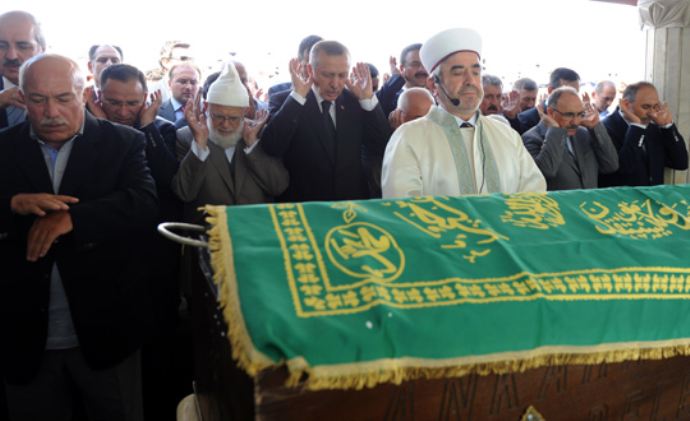 Başbakan Erdoğan, vaiz Rıza Çöllüoğlu'nun cenazesine katıldı Başbakan Erdoğan, vaiz Rıza Çöllüoğlu'nun cenazesine katıldı