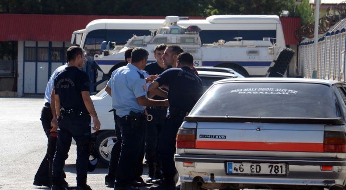 Emniyet'in bahçesinde kendini yakmak istedi Emniyet'in bahçesinde kendini yakmak istedi