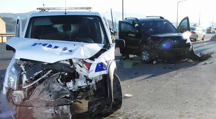Bursa'da trafik kazası 2'si polis 5 yaralı Bursa'da trafik kazası 2'si polis 5 yaralı
