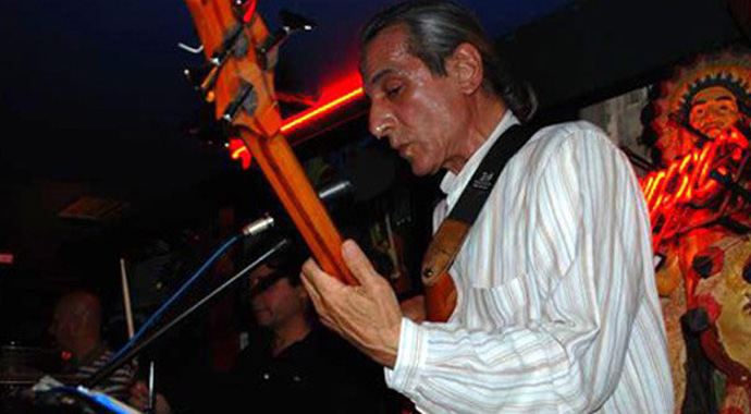 Gitarist sahnede hayatını kaybetti Gitarist sahnede hayatını kaybetti