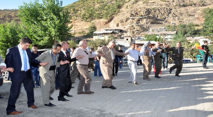 Şırnak Valisi Beytüşşebap'ta halay çekti Şırnak Valisi Beytüşşebap'ta halay çekti