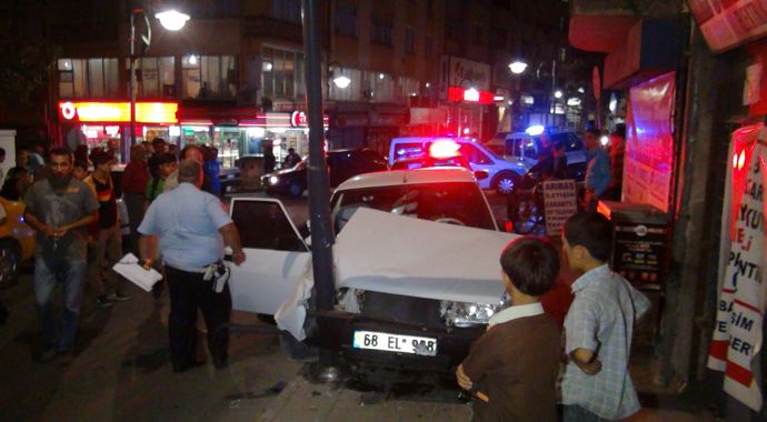 Otomobil kaldırıma çıktı, 4 yaralı Otomobil kaldırıma çıktı, 4 yaralı