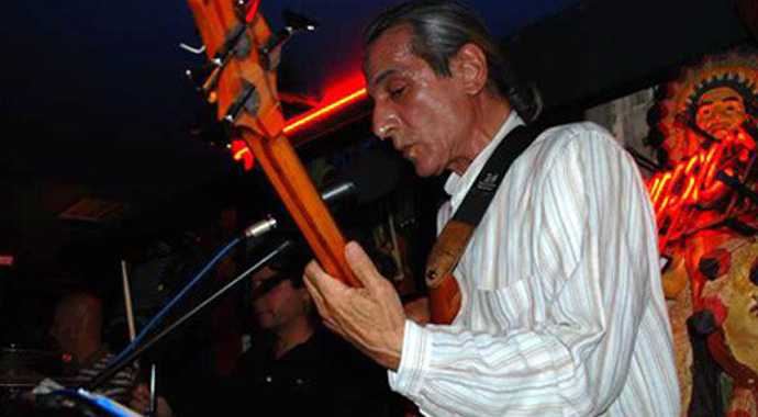 Gitarist en sevdiği parçayı söylerken sahnede öldü Gitarist en sevdiği parçayı söylerken sahnede öldü