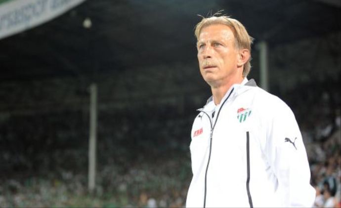 Christoph Daum maç bitmeden sahayı terketti Christoph Daum maç bitmeden sahayı terketti