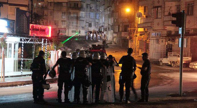 Hatay'daki molotof atan gruba polisten tazyikli suyla müdahale