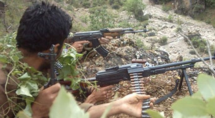 PKK şantiye basıp 4 araç yaktı PKK şantiye basıp 4 araç yaktı