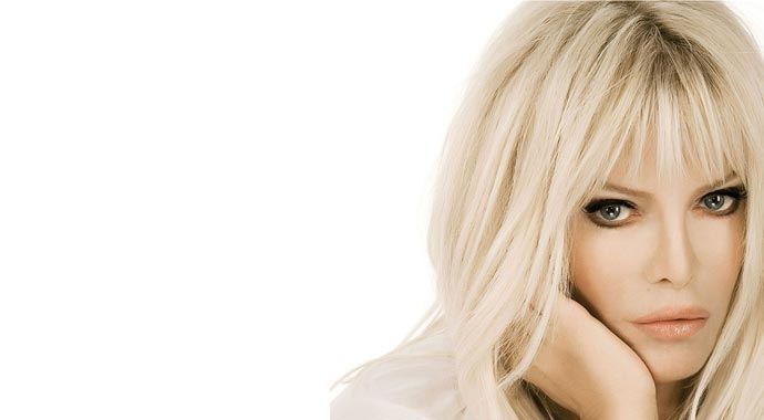 Ajda Pekkan'ı sahneden indirdiler Ajda Pekkan'ı sahneden indirdiler