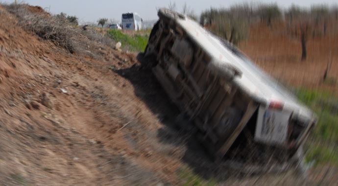 Servis minibüsü devrildi, 10 yaralı