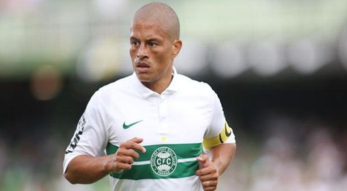 Alex'in röveşatası Coritiba'yı kurtardı, 17. golünü attı Alex'in röveşatası Coritiba'yı kurtardı, 17. golünü attı