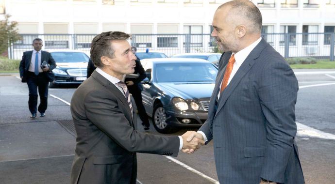 İki metrelik Arnavut başbakan, NATO&#039;nun kapısından eğilerek geçti