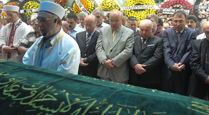 Gazeteci Fehmi Koru&#039;nun babası defnedildi