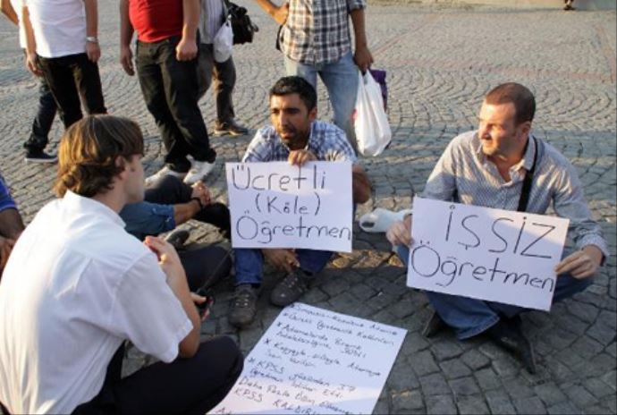 Atanamayan öğretmenler Taksim'de eylem yaptı Atanamayan öğretmenler Taksim'de eylem yaptı