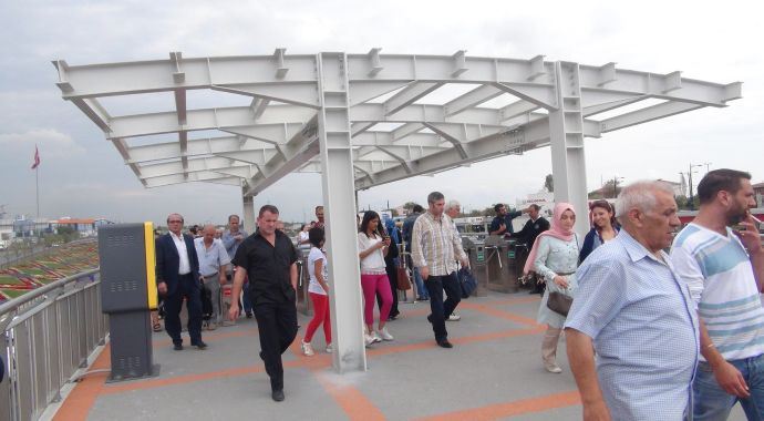 Metrobüs  durağında kedi kurtarma operasyonu