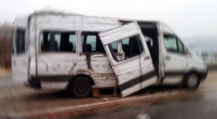 İki minibüs çarpıştı, 14 yaralı
