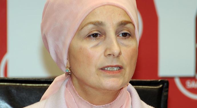 Zübeyde Kamalak&#039;ın başörtüsü ile girdiği dava yine ertelendi