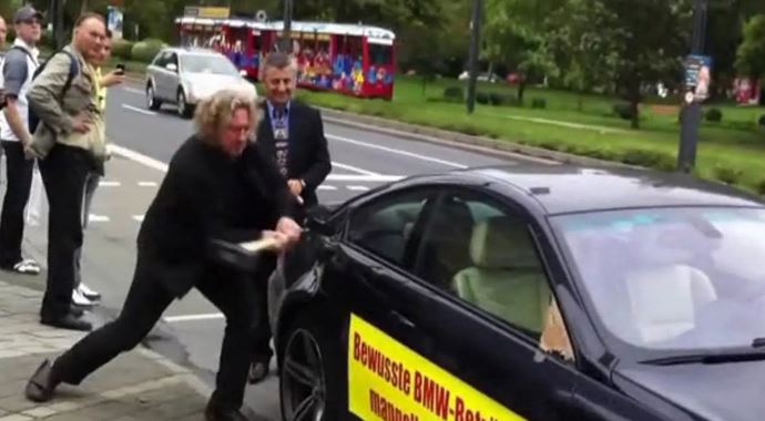 160 bin liralık otomobilini balyozla parçaladı