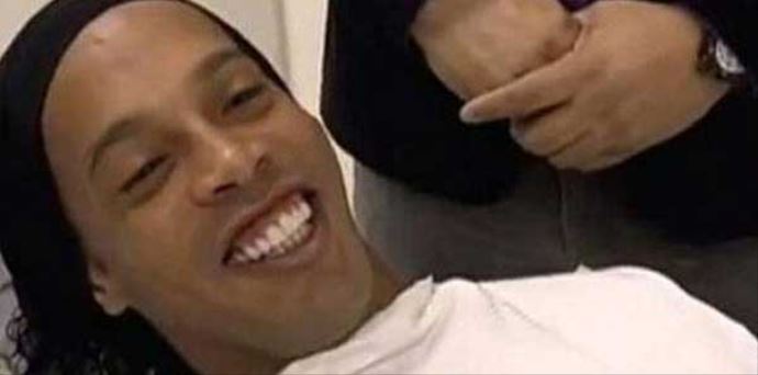 Dişlerini yaptıran Ronaldinho&#039;nun yeni görüntüsü