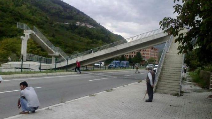 Trabzon'da üst geçit çöktü Trabzon'da üst geçit çöktü