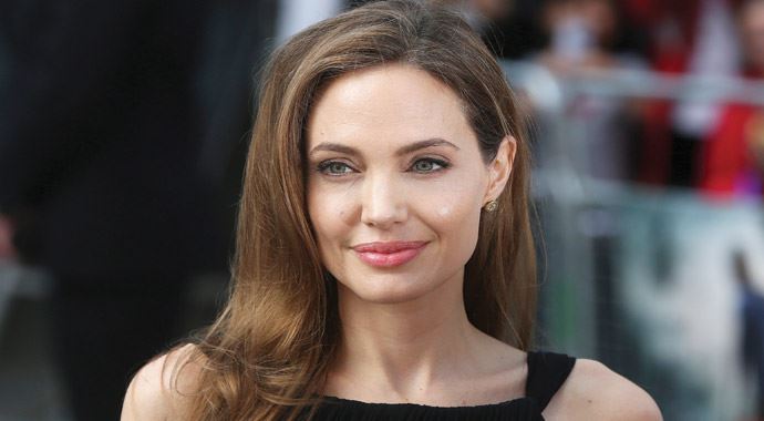 Angelina Jolie'nin kanser kâbusu devam ediyor şimdi de yumurtalık Angelina Jolie'nin kanser kâbusu devam ediyor şimdi de yumurtalık