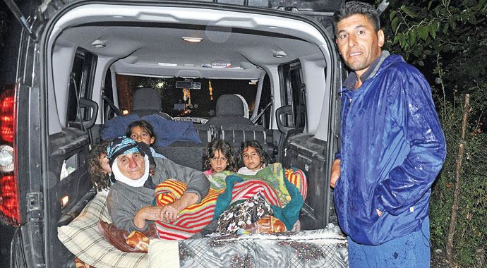 Deprem korkusu sokakta sabahlattı