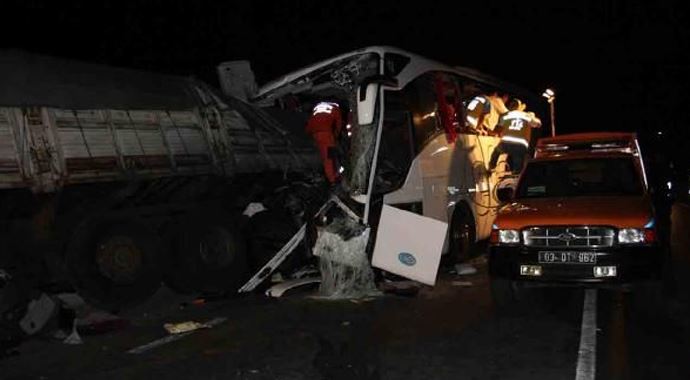 Otobüs kamyona arkadan çarpı, 6 ölü Otobüs kamyona arkadan çarpı, 6 ölü