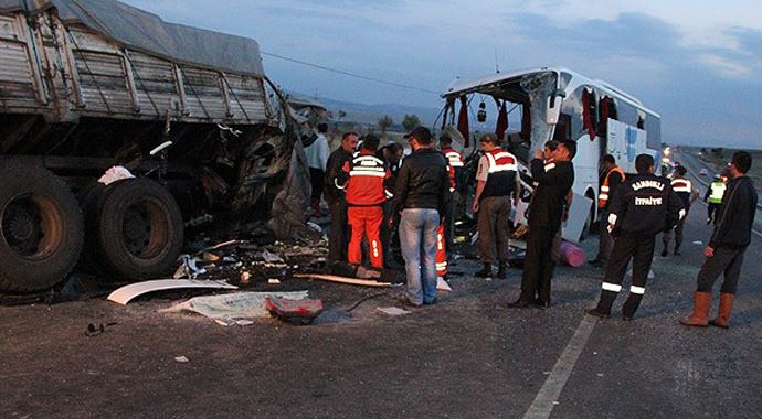 Afyon&#039;daki otobüs kazasında ölenlerin ismi belli oldu