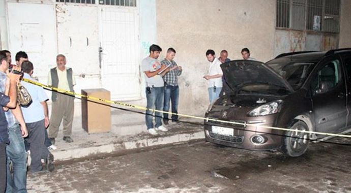 Cizre&#039;de park halindeki araca bomba atıldı