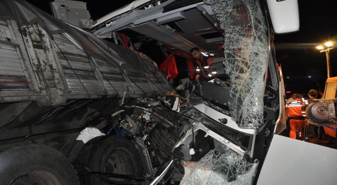 Afyonkarahisar&#039;da katliam gibi kaza: 7 ölü, 25 yaralı